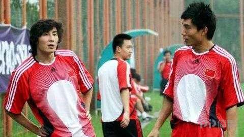 2002年，当时的深圳平安队主教练朱广沪将郑智从边后卫改造为中场球员