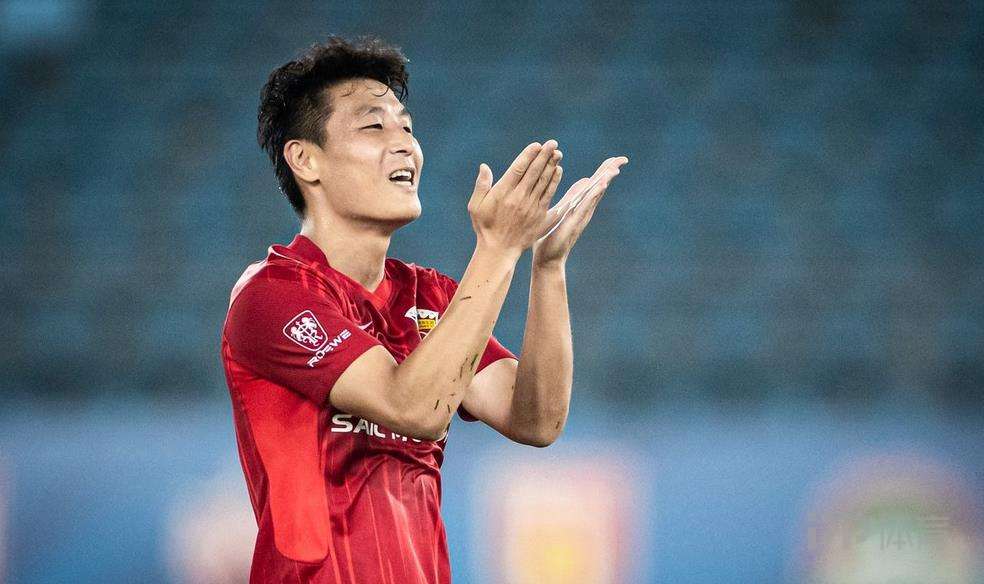 东体武磊没忘球队老传统 赛后他在微信群里发了"归队首球红包"