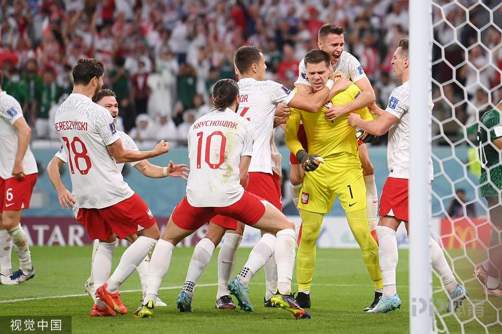 世界杯-波兰2-0沙特 莱万传射泽林斯基破门什琴斯尼扑点