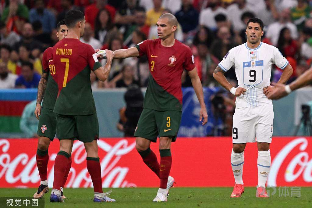 世界杯-葡萄牙2-0乌拉圭提前晋级 C罗造险B费双响